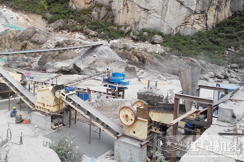 顎式破碎機(jī)、反擊破碎機(jī)、制沙機(jī)三機(jī)制沙現(xiàn)場(chǎng)
