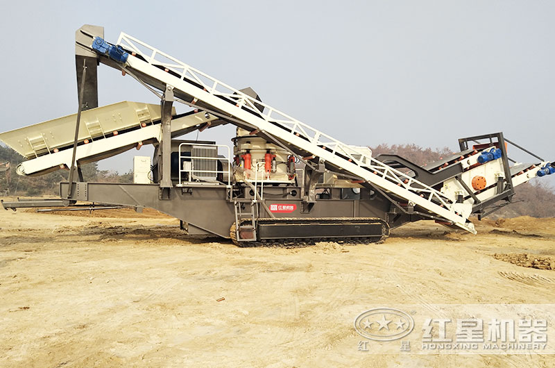 履帶移動破碎一體機(jī)已經(jīng)到達(dá)現(xiàn)場，馬上投產(chǎn)