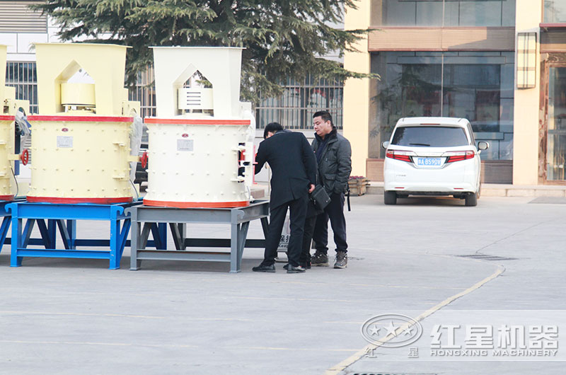 技術經(jīng)理在耐心為用戶講解復合式破碎機控制出料細度