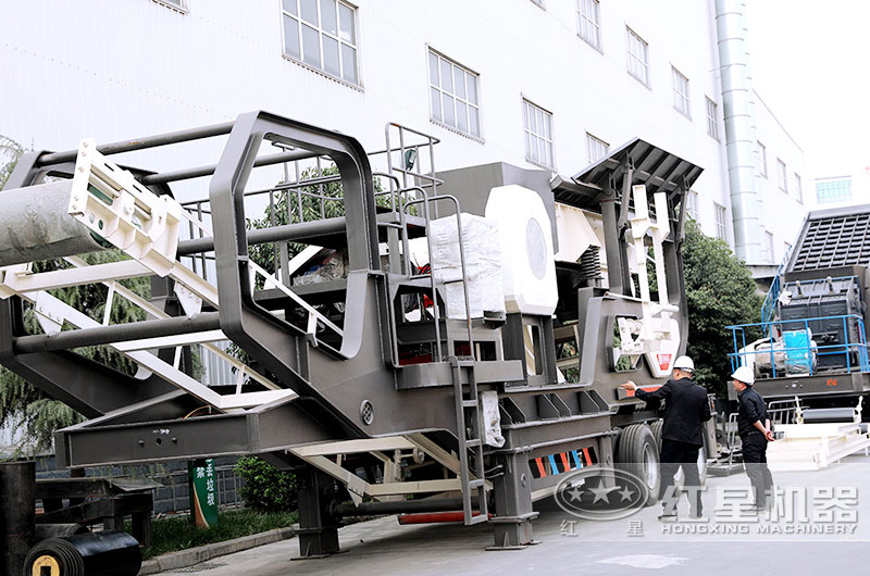 客戶來廠參觀移動顎式破碎機(jī)